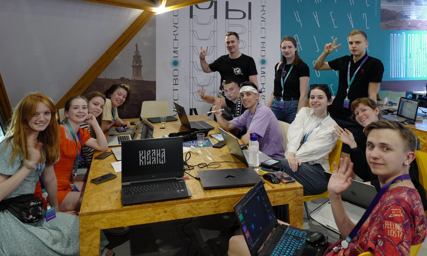 Участники школы IT и цифровизации за работой